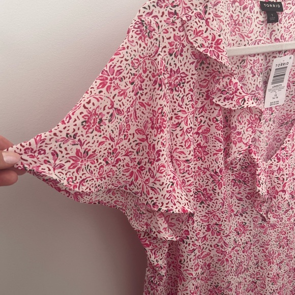 NWT Torrid Georgette Flutter V neck blouse “pretty Jacobien ditsy whisper white” - Picture 6 of 9